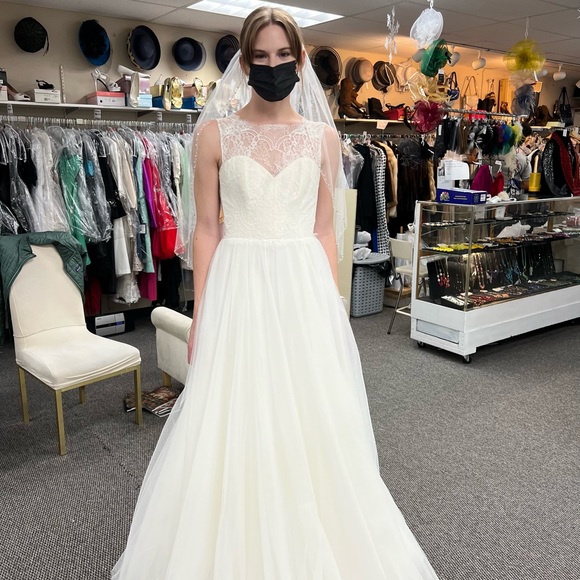 Tulle ivory Nouvelle Amsale wedding dress - Picture 5 of 7